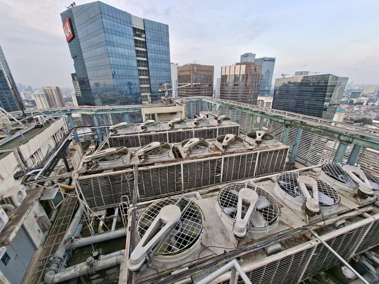 Cooling tower di rooftop gedung